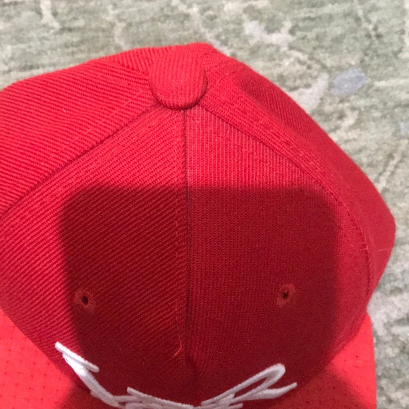 Young and reckeless red hat - Picture 3 of 4